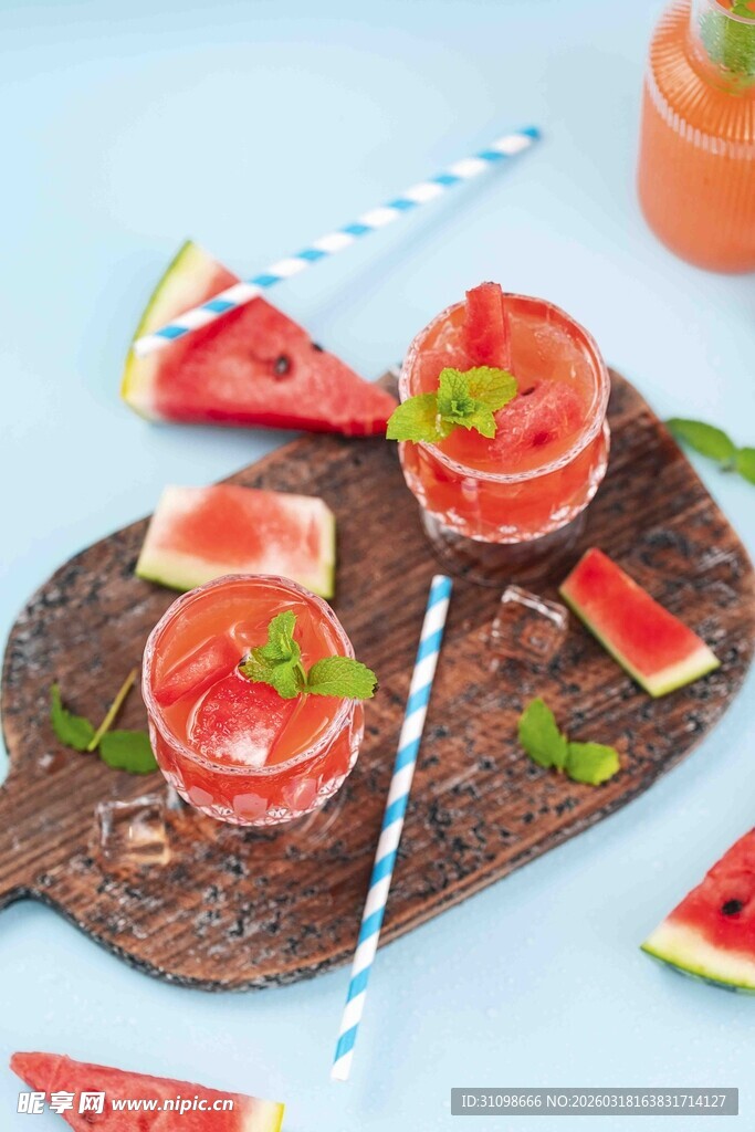西瓜鸡尾酒配水果装饰