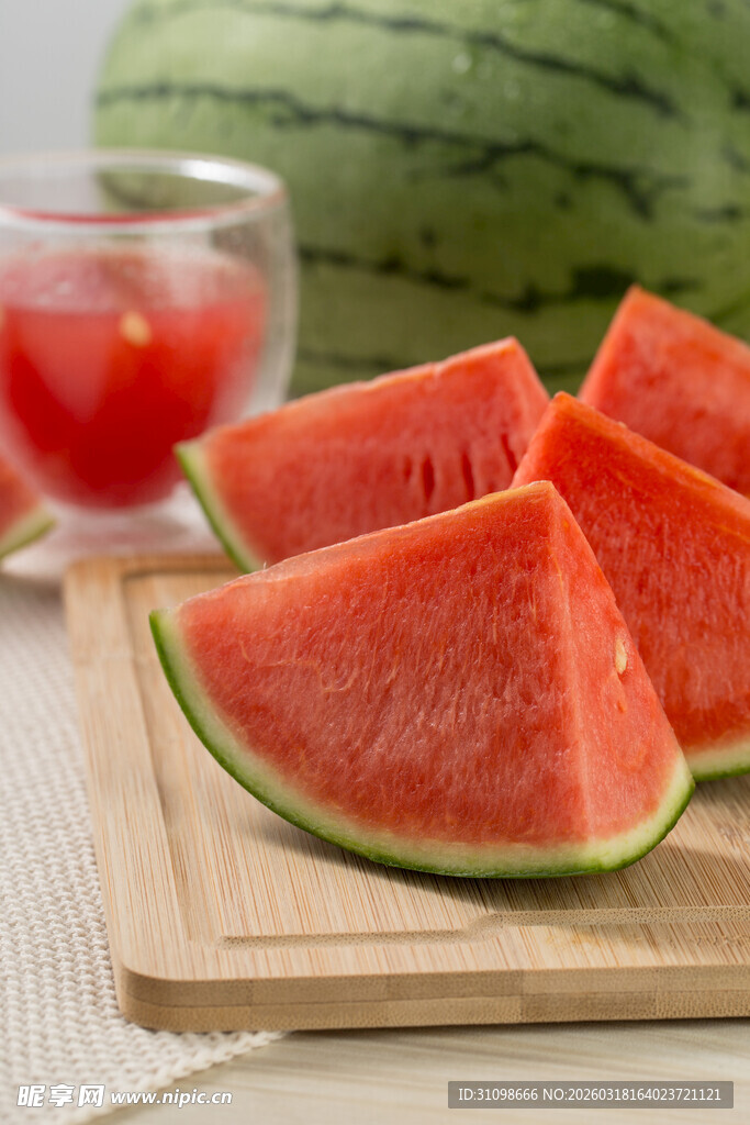 木盘上的新鲜切块西瓜