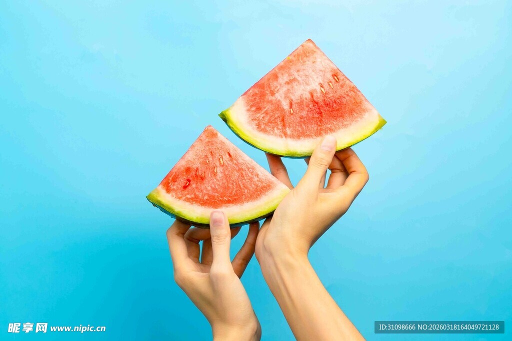 双手捧起的新鲜红西瓜