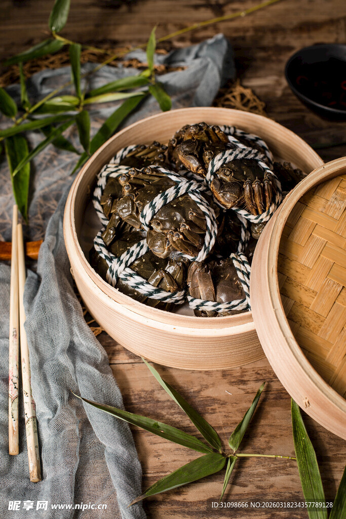 竹制蒸笼里的美味海鲜