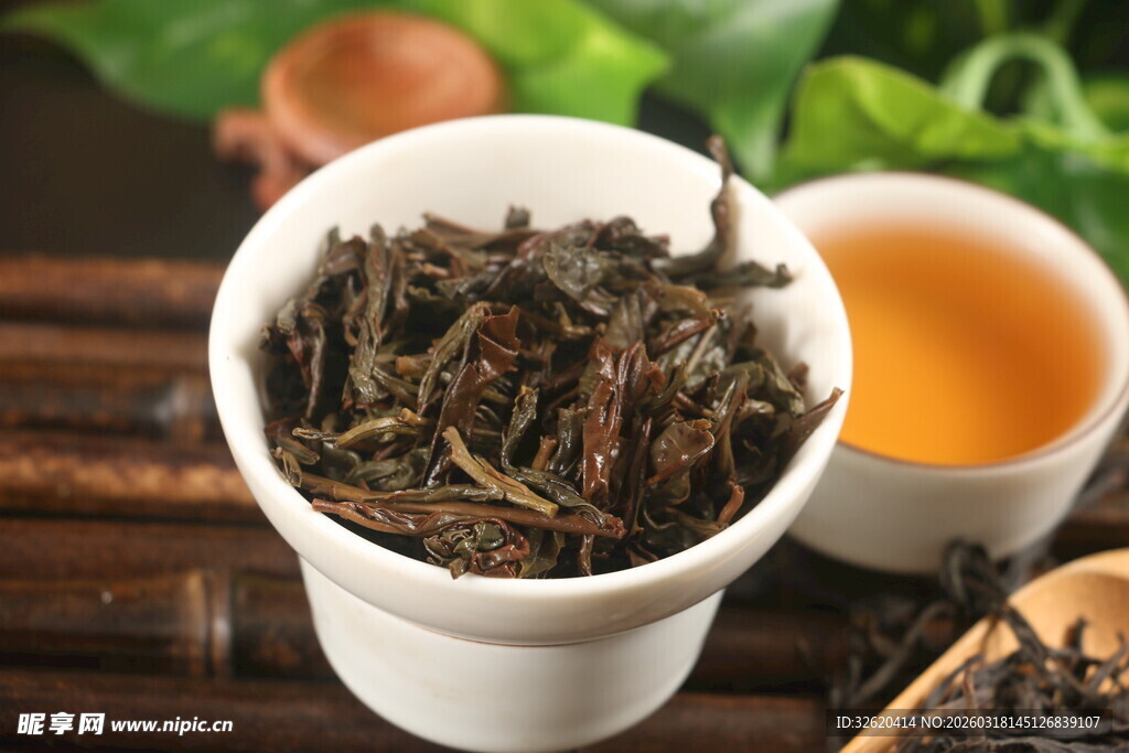 杯中茶叶与茶汤