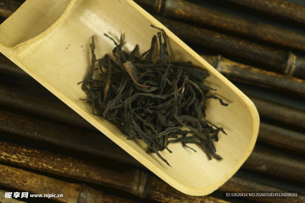 木勺中的干茶叶