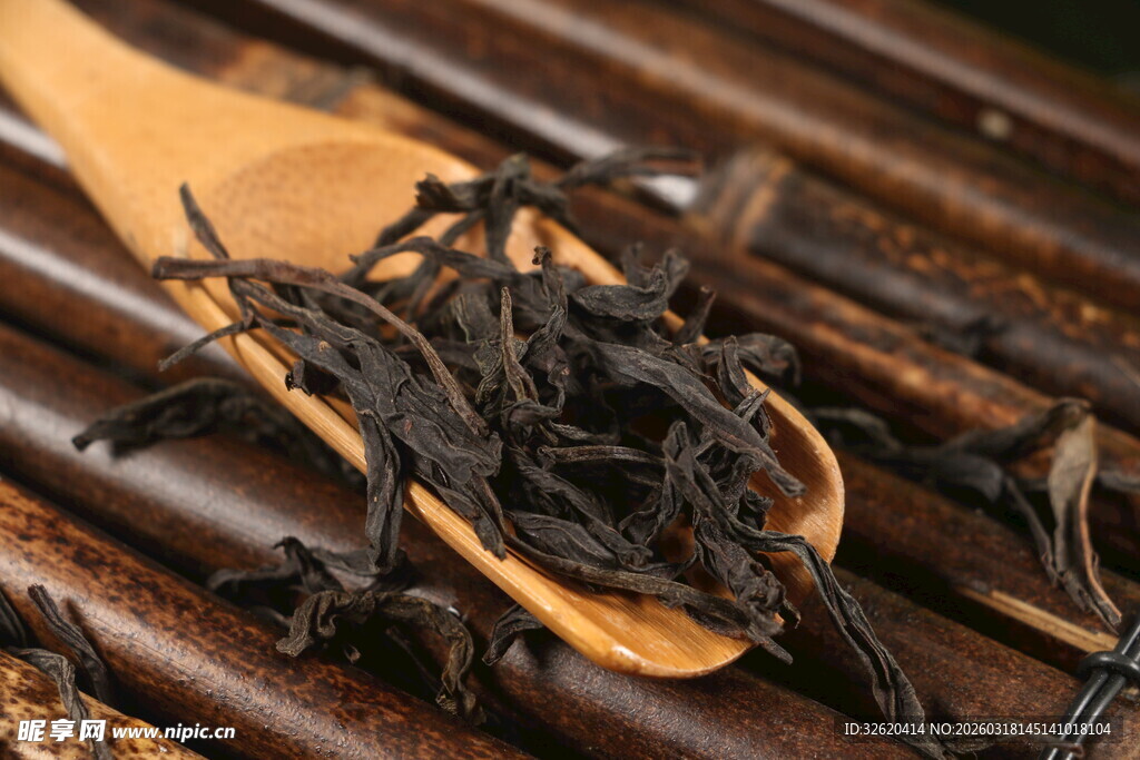 木勺中的干茶叶