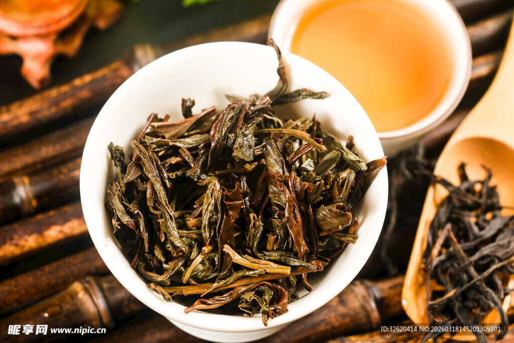 碗中干茶叶与茶汤