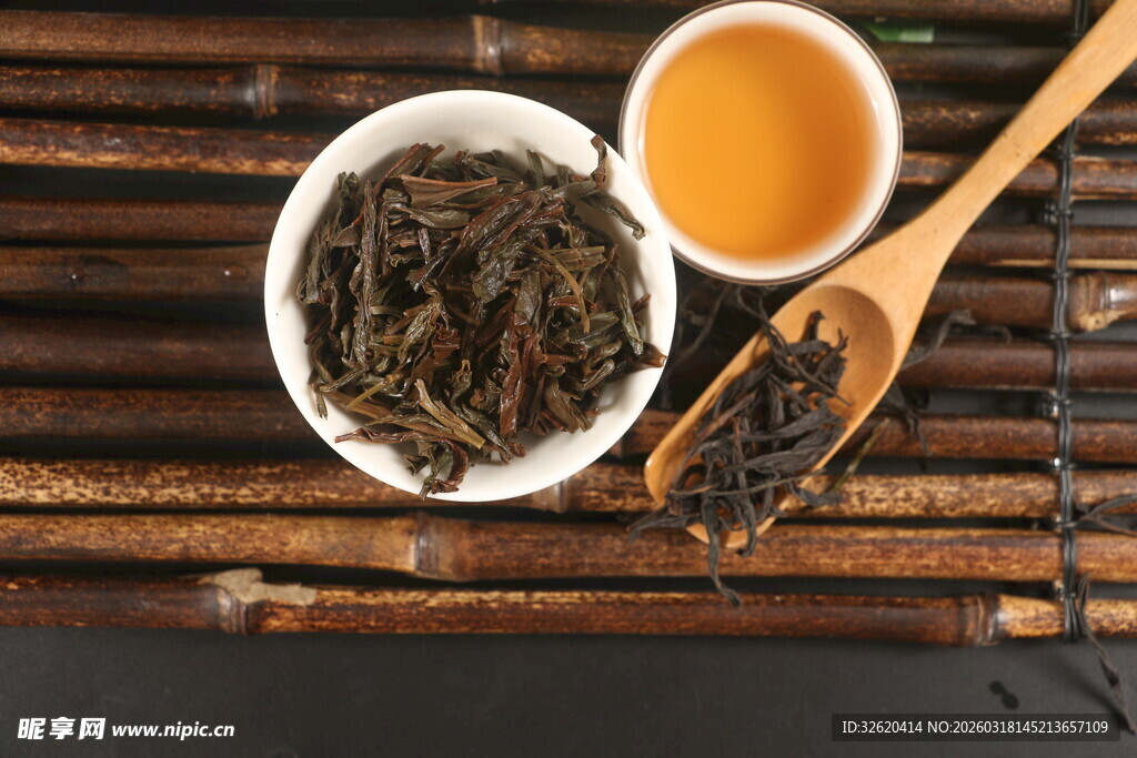 竹席上的茶叶与茶汤