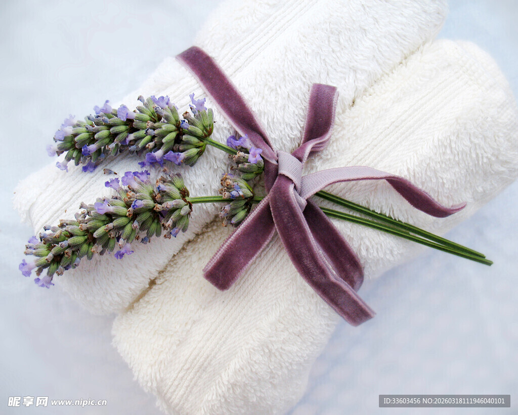 薰衣草装饰的白色毛巾