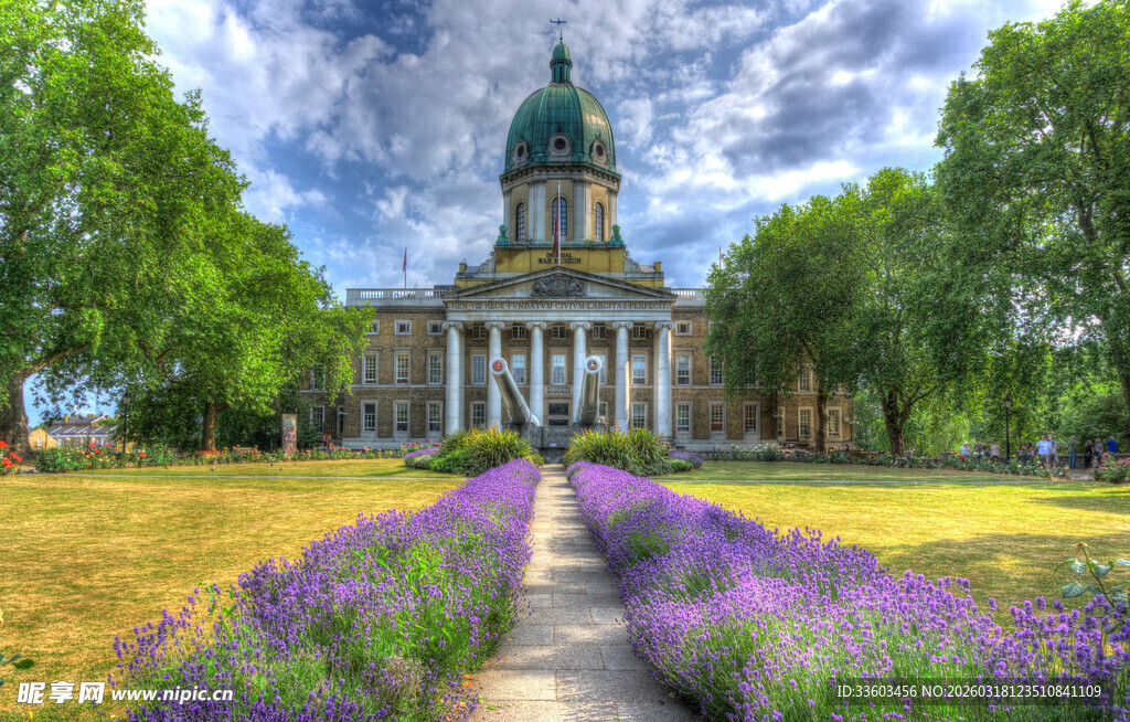 薰衣草环绕的古典建筑