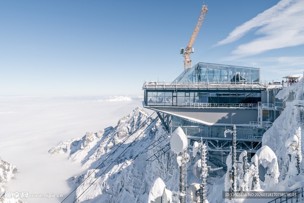 雪山之巅的观景建筑