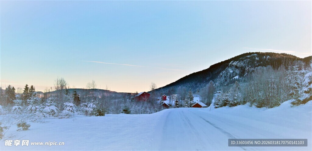 冬日雪景中的宁静山路