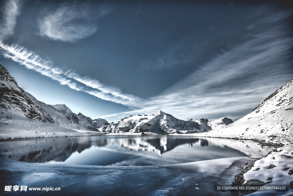 雪山湖泊的静谧风光