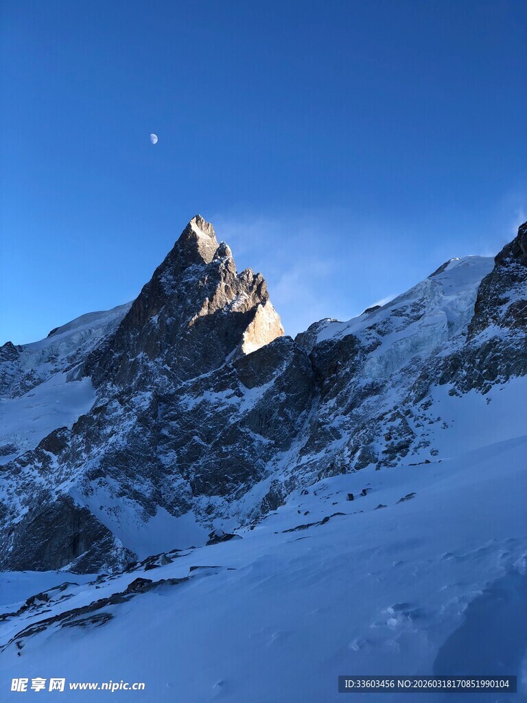 雪山尖顶与夜空明月