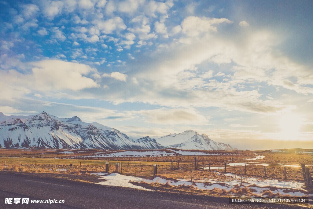 雪山下的开阔公路美景