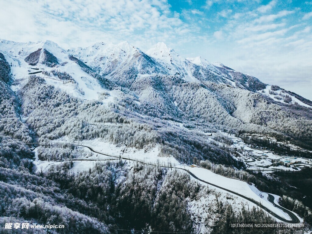 雪覆山峦间蜿蜒公路