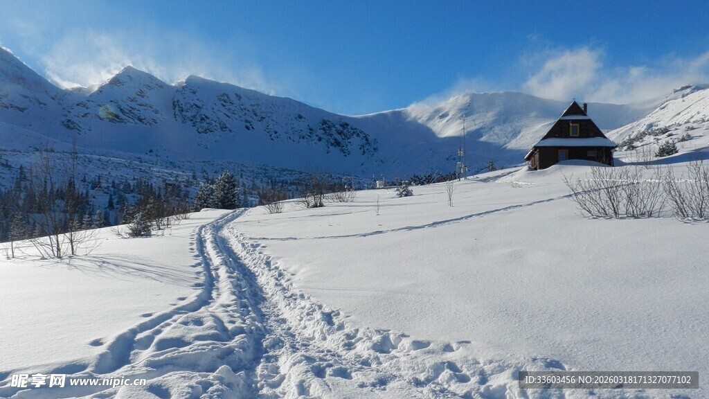 雪中山景与小屋的静谧画面