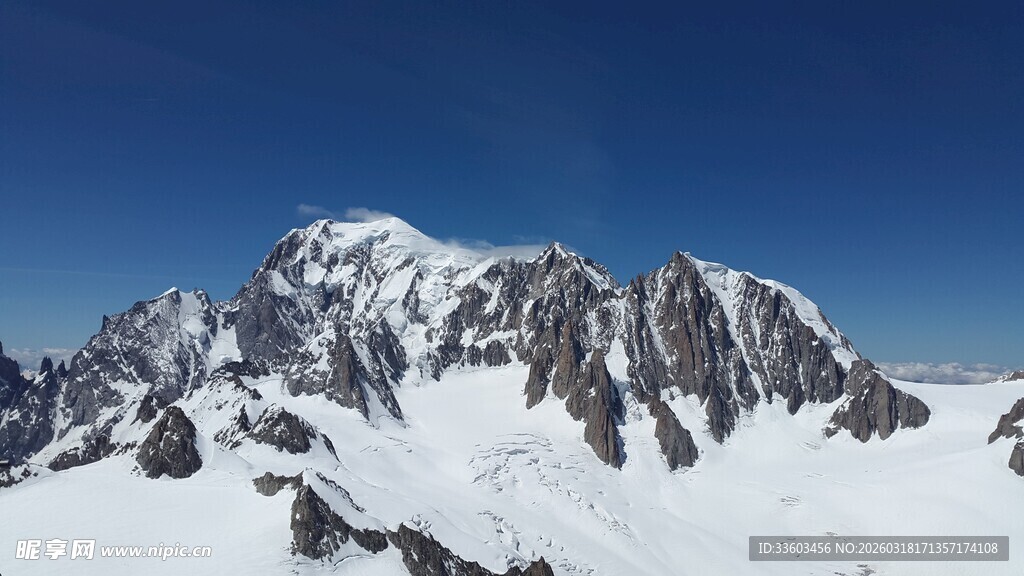 巍峨雪山壮丽景致