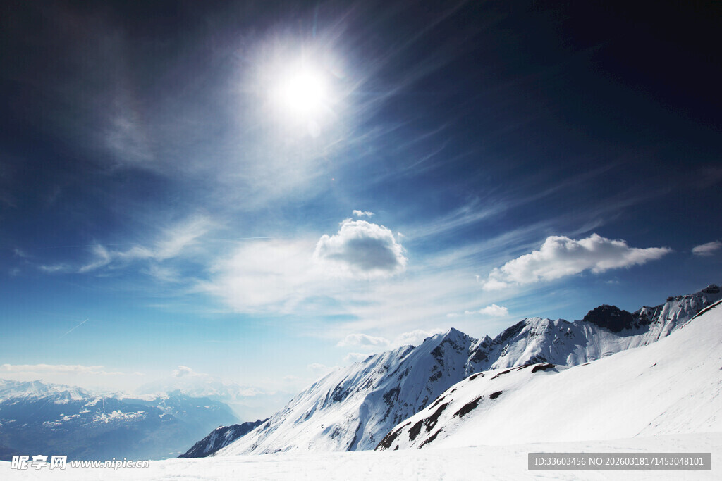 雪山之上的壮丽日光景象