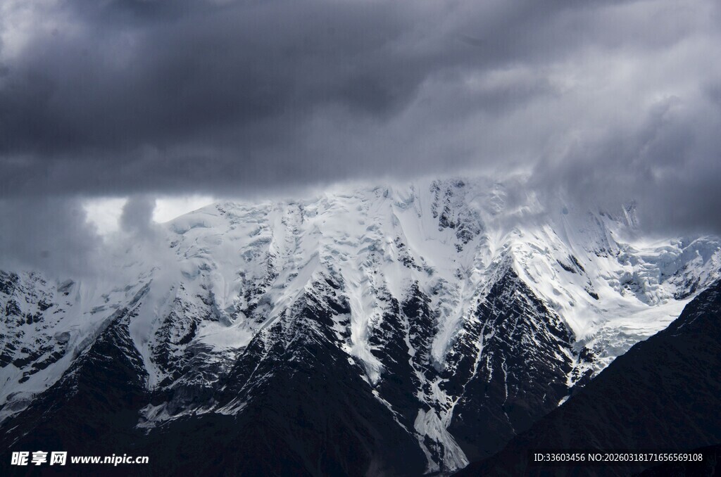 雪山云雾缭绕壮丽景观