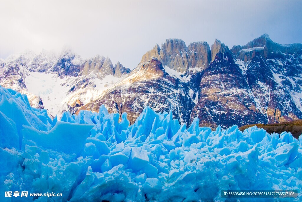 壮丽冰川与巍峨雪山景观