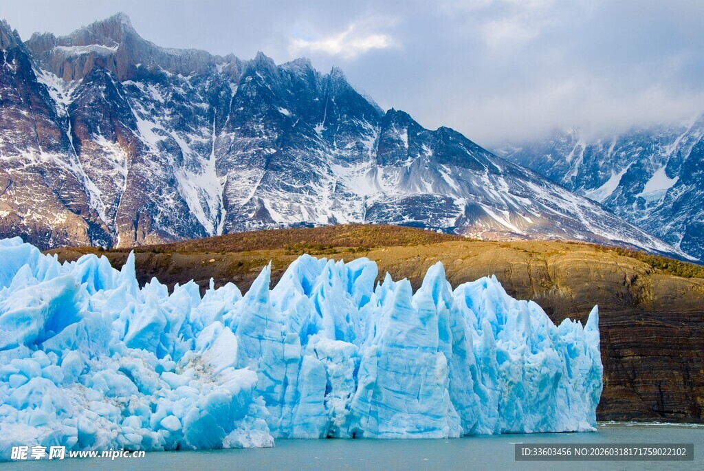 壮丽冰川与巍峨雪山景观