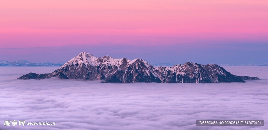 云海之上的壮丽雪山