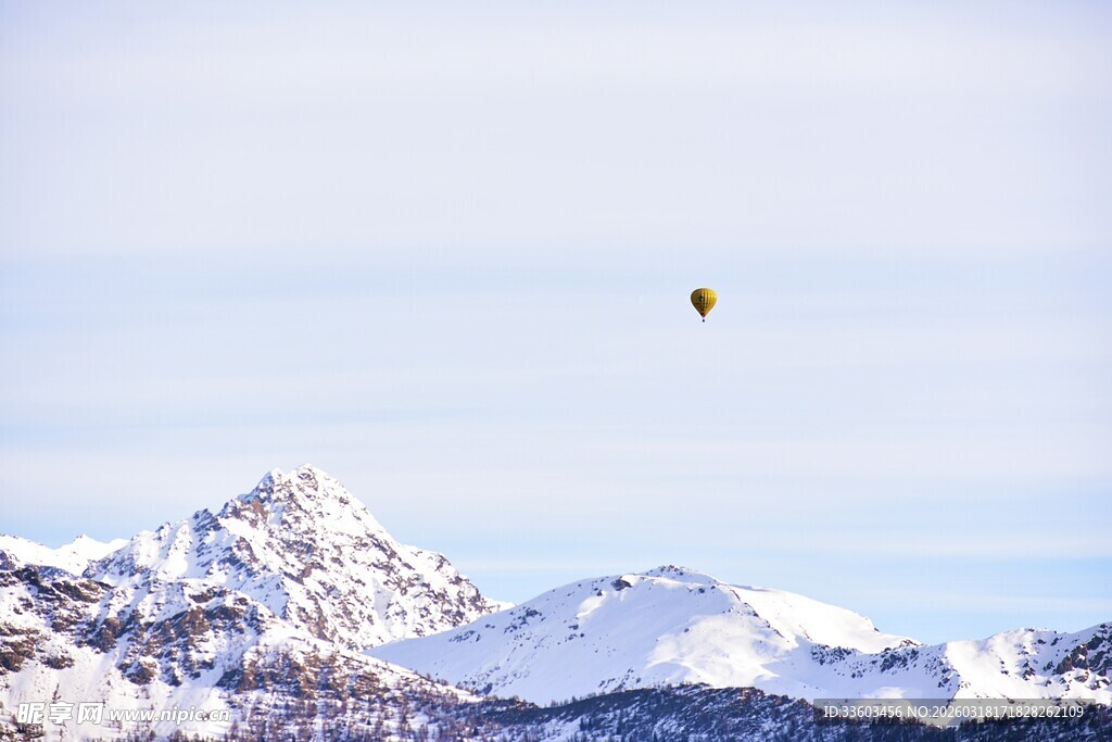 雪山上空的飞行热气球