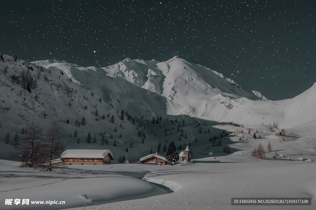 雪夜中的静谧雪山景观