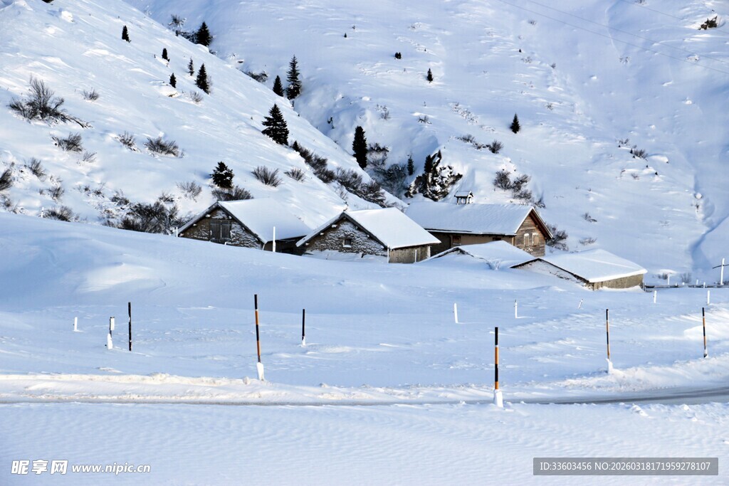 雪覆山村美景