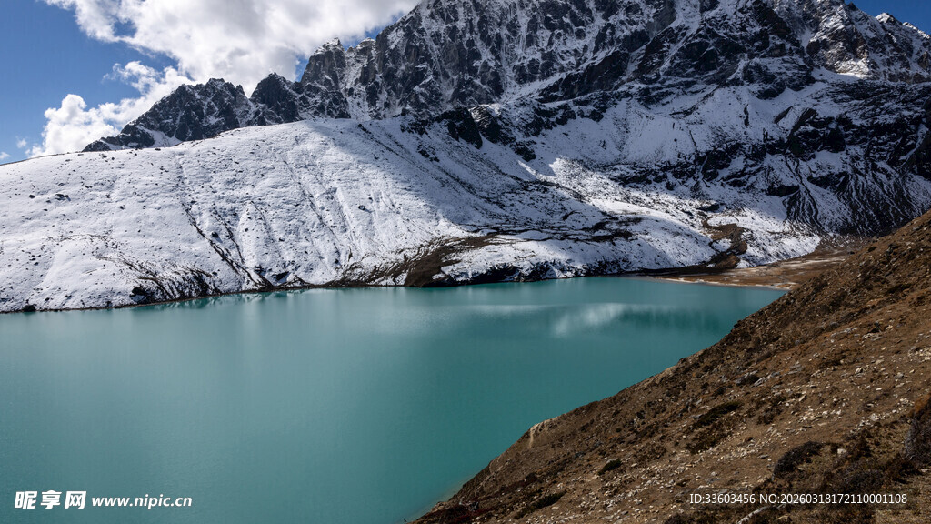 雪山下的幽蓝湖泊