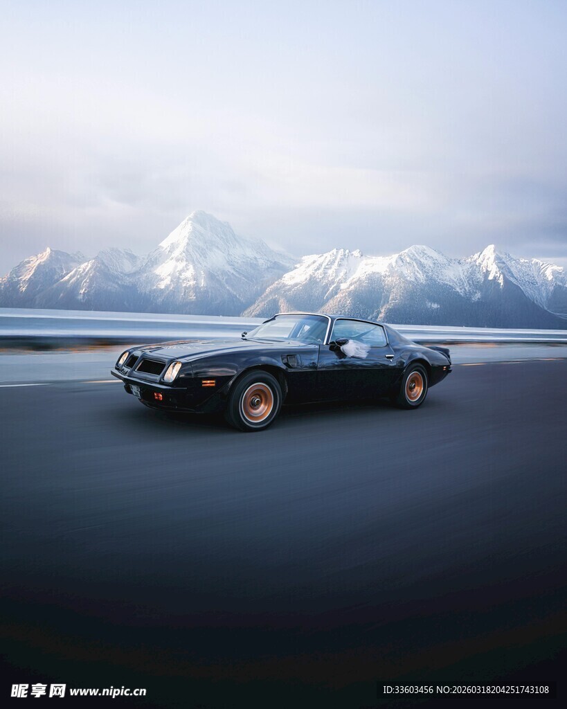 雪山下的黑色酷炫跑车