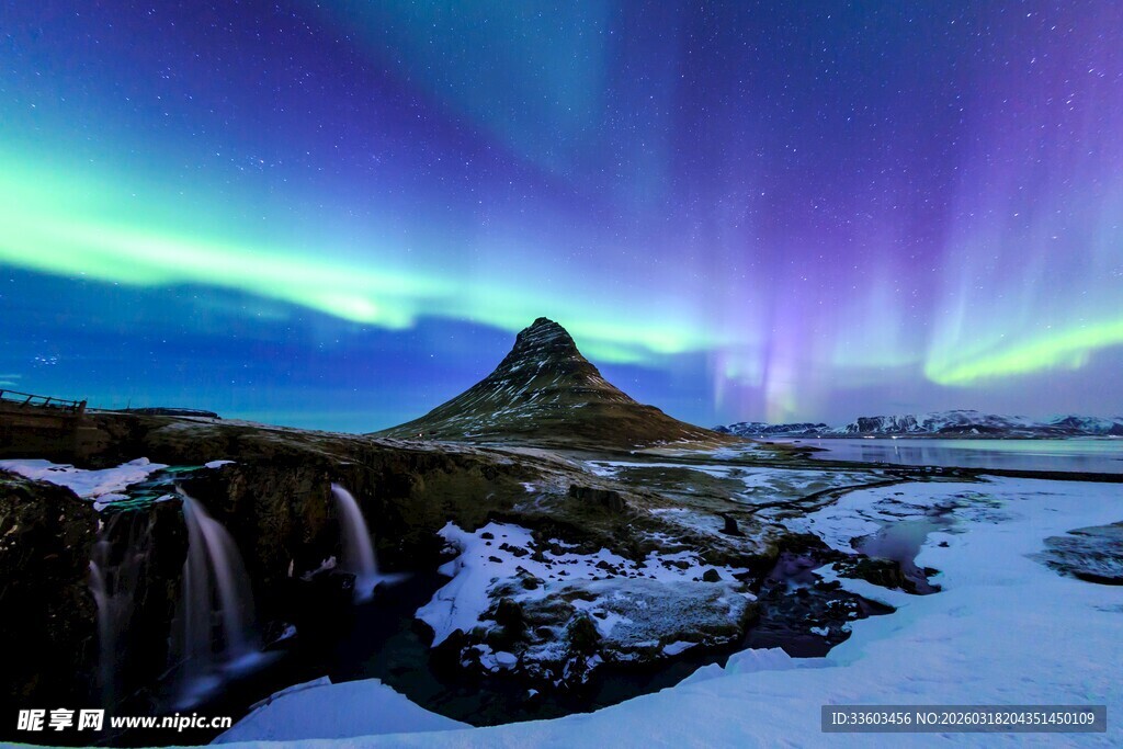冰岛极光下的壮美山川景色