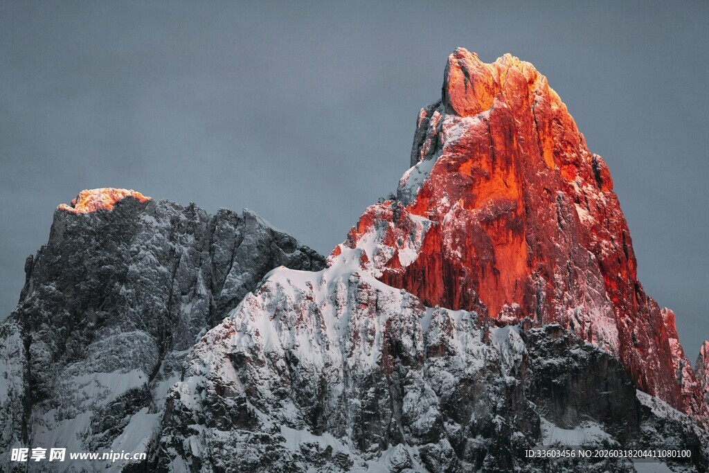 雪山之巅的壮丽霞光