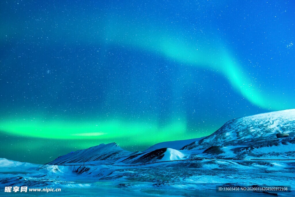 梦幻极光下的冰雪世界