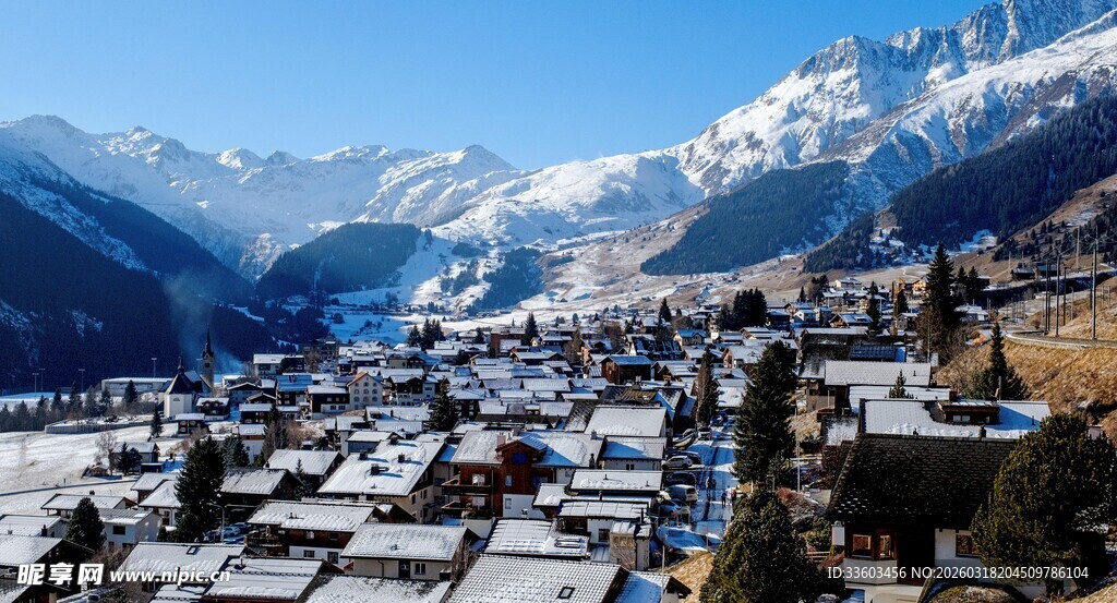 雪山下的宁静小镇