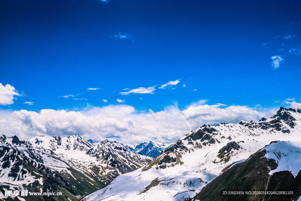 壮丽雪山蓝天美景
