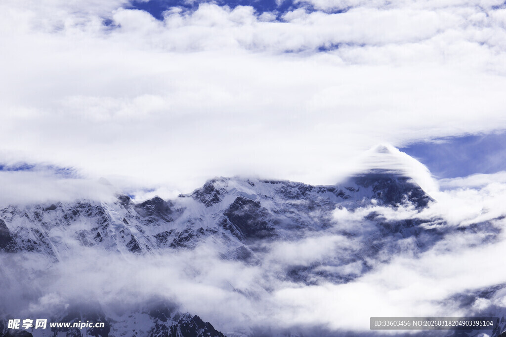 云端雪山壮丽美景