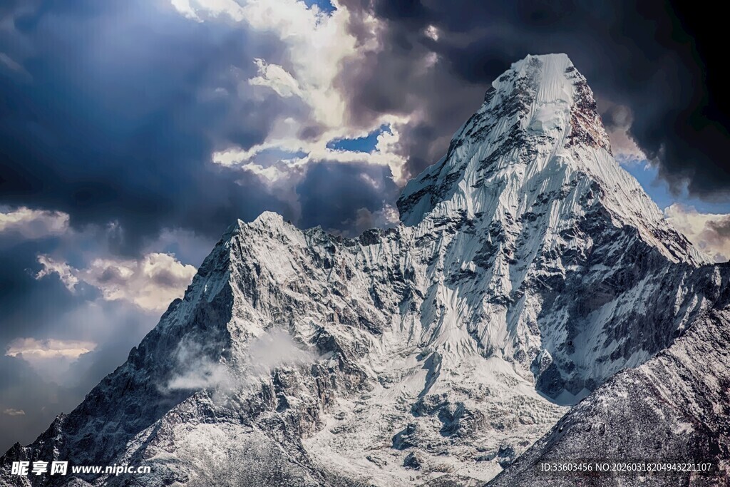 巍峨雪山映蓝天