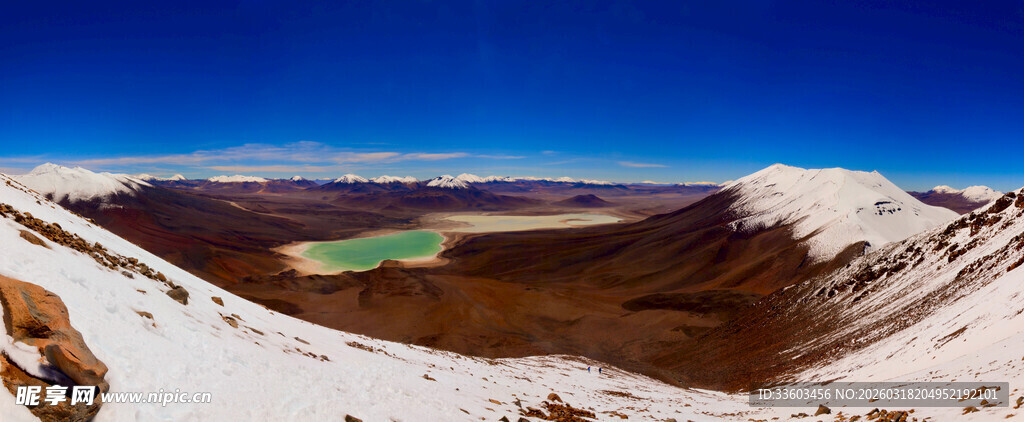 雪山环抱中的碧绿湖泊