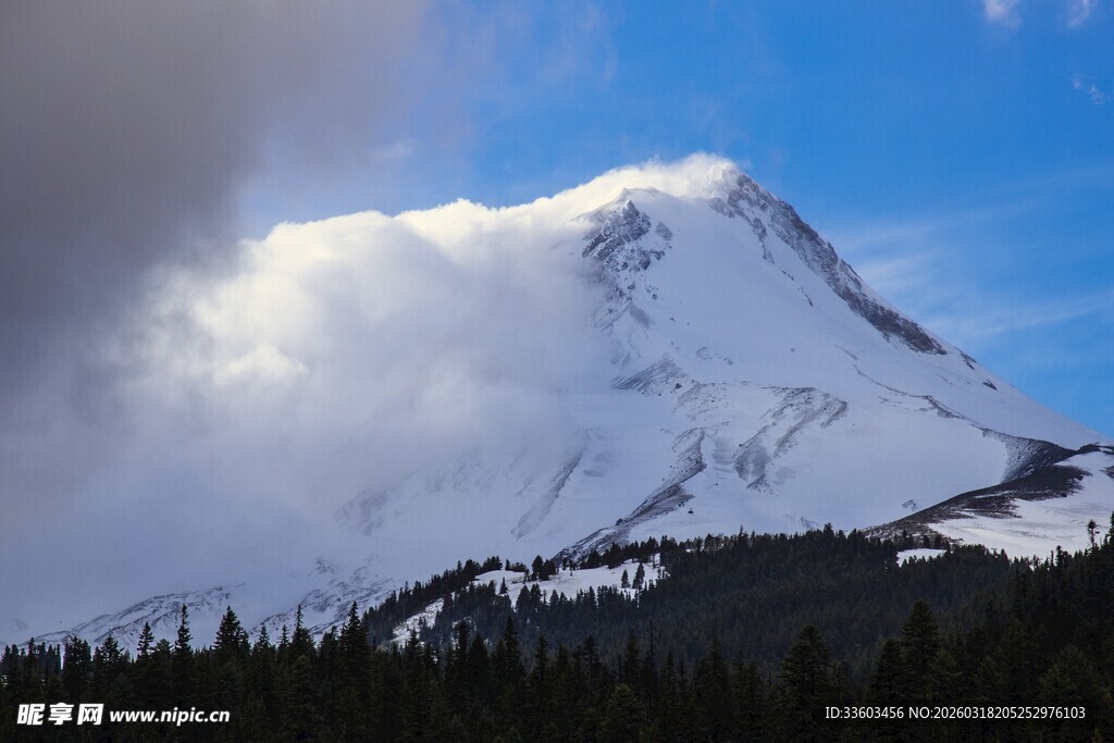 雪山云雾缭绕壮丽景观