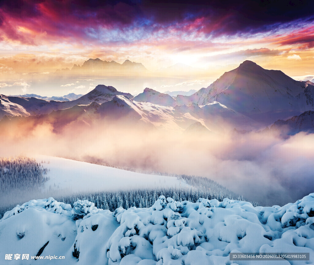 壮丽雪山云海日出景观