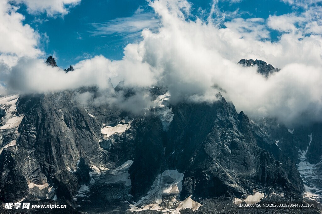 壮丽雪山云海景观