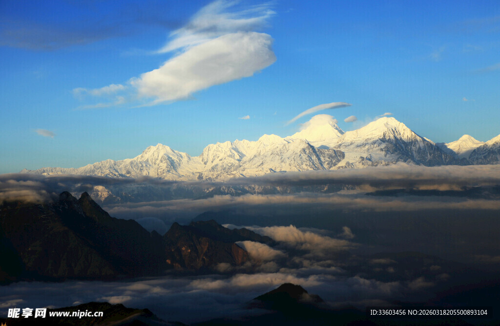 壮丽雪山云海景观