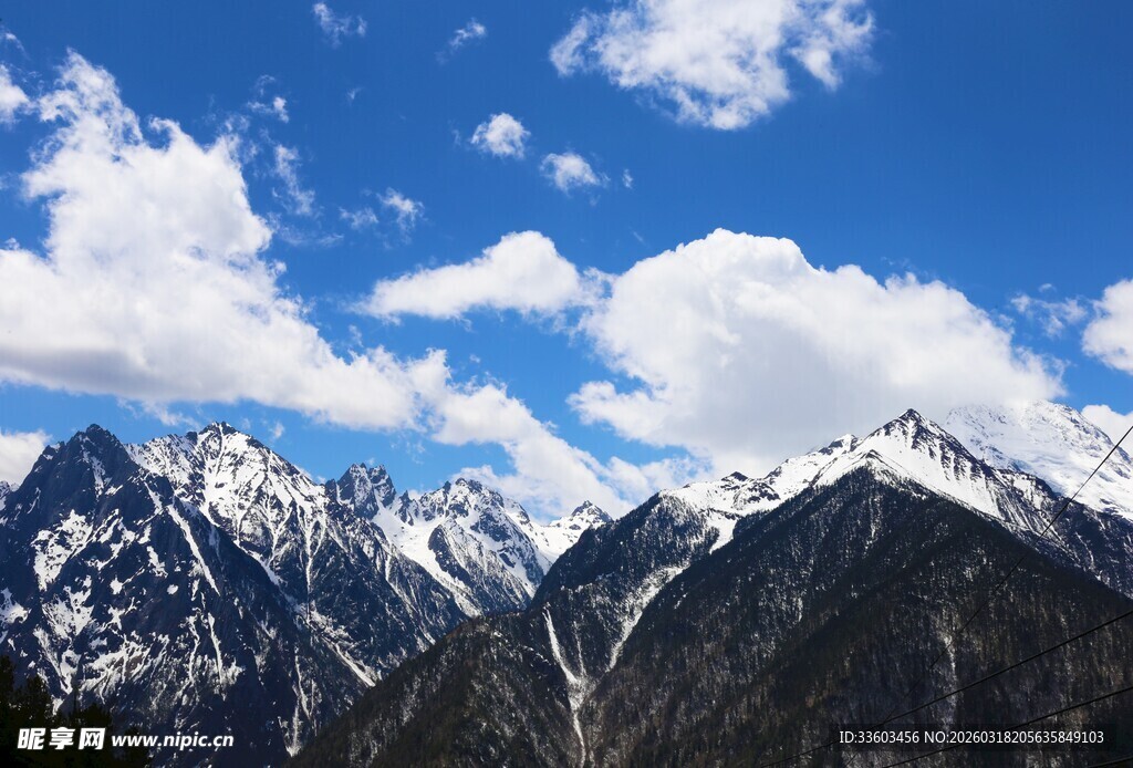 壮丽雪山蓝天白云美景