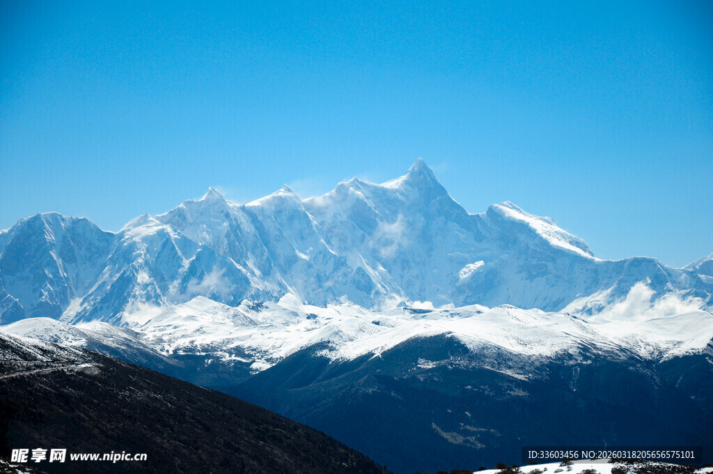 巍峨雪山壮丽景致