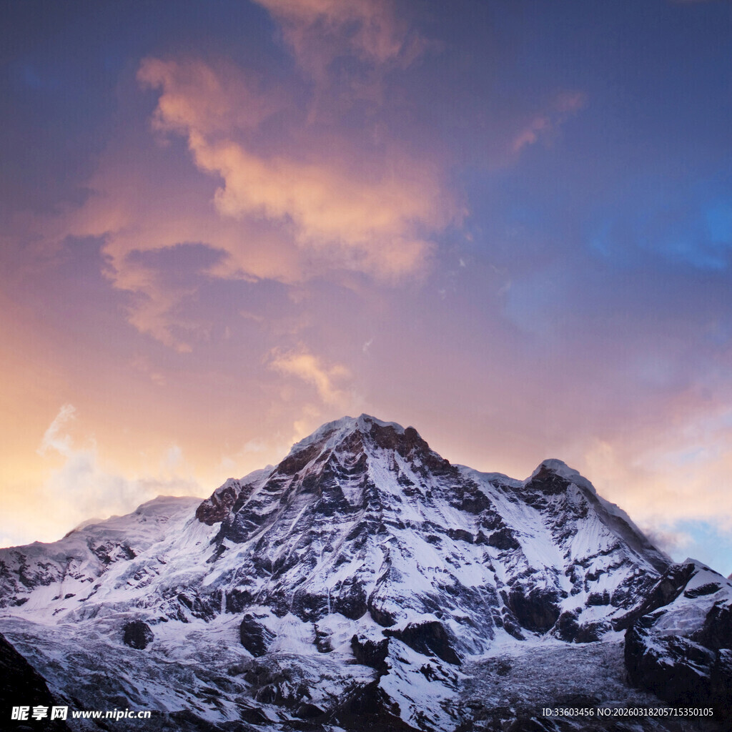 雪山映晚霞的壮丽美景