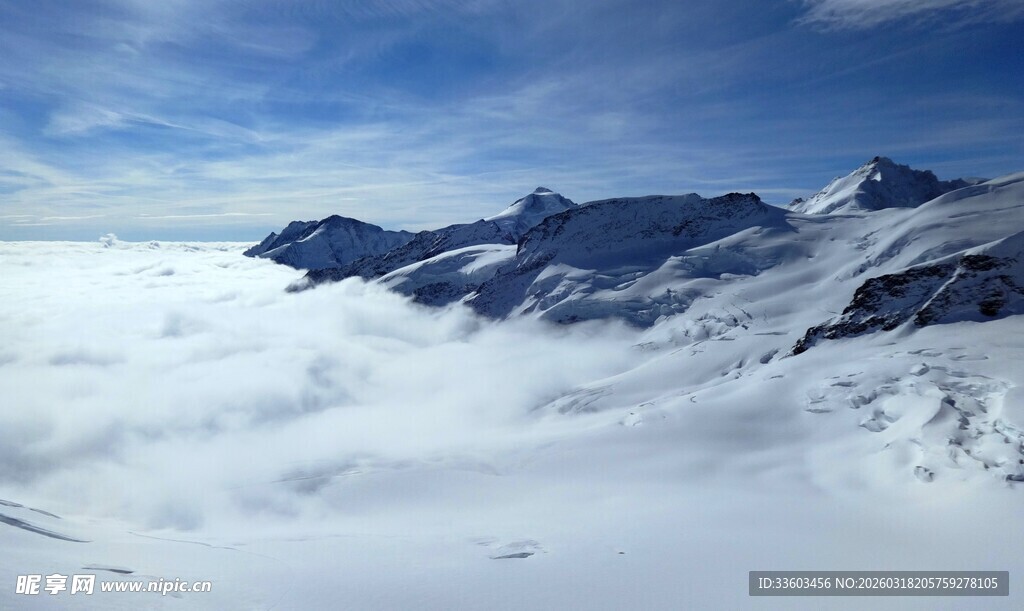 雪山云海壮丽风光