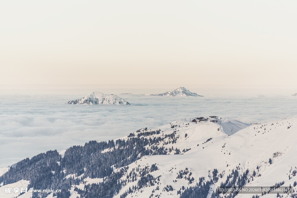 雪山云海壮丽自然景观