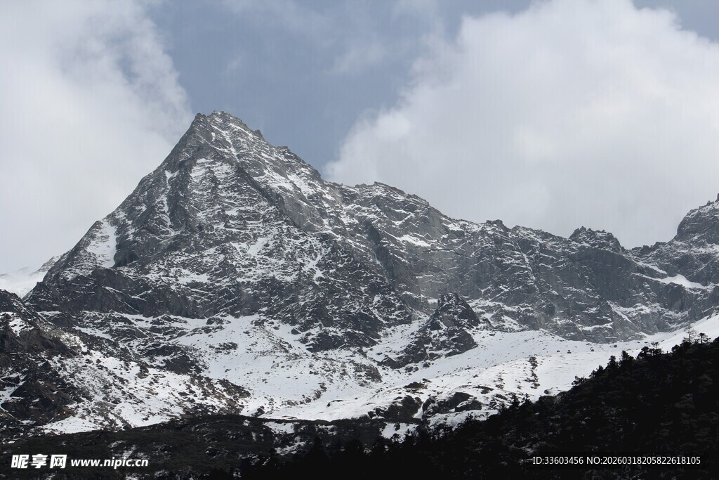 巍峨雪山壮丽景致