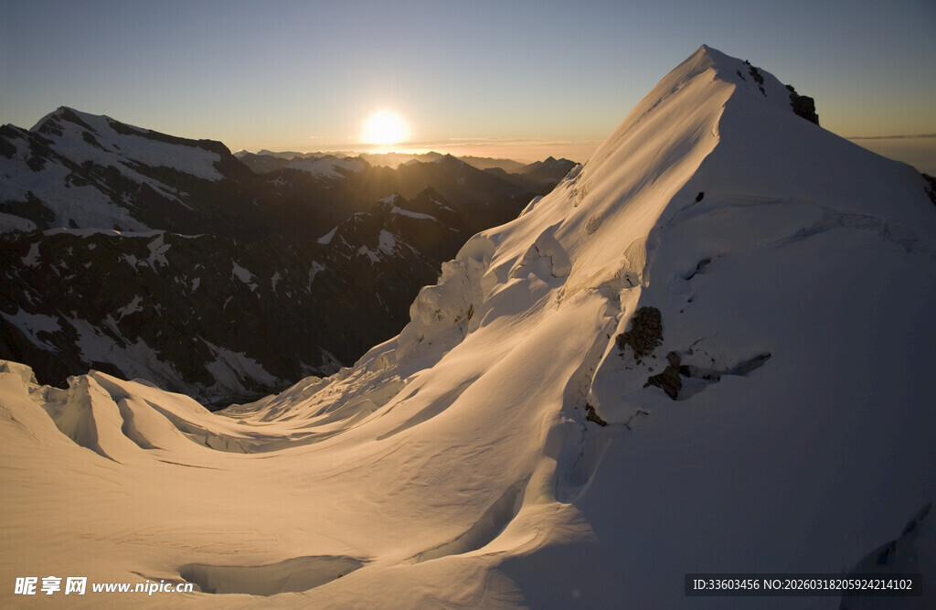 雪山日落美景