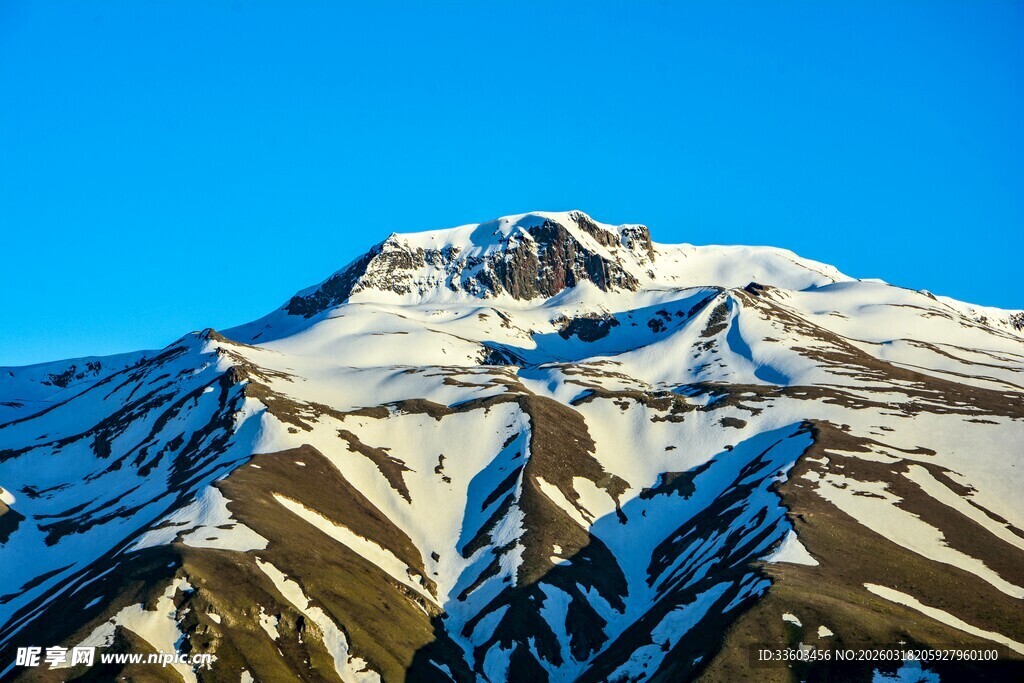 巍峨雪山壮丽景观