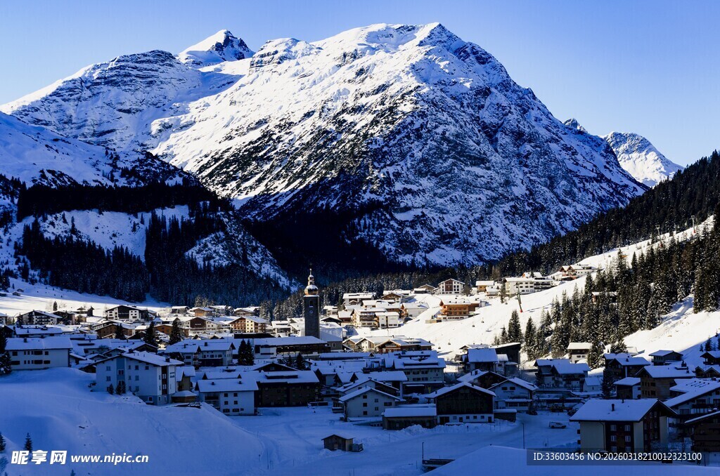 雪山下的宁静冬日村落